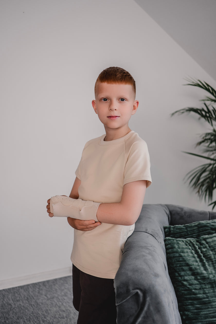 Vaikiški pritaikyti marškinėliai su „Velcro“ užsegimu ir visiškai atsegamais šonais